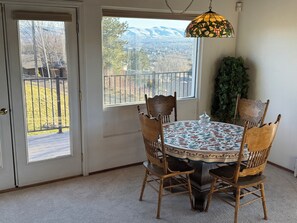 Dining - Smile at Big Red: a family friendly property with a stellar view.  Sleeps 6. (Yakima)