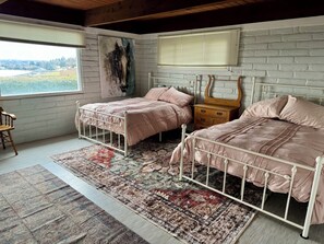 3 bedrooms, iron/ironing board, free WiFi, bed sheets - Smile at Big Red: a family friendly property with a stellar view.  Sleeps 6. (Yakima)