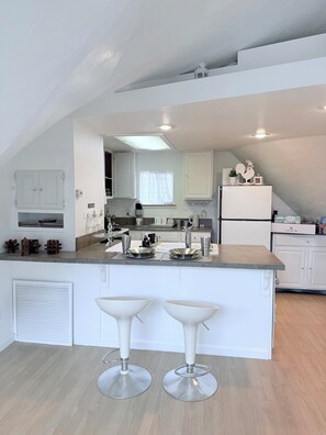 Ofen, Herdplatte, Küchenrolle