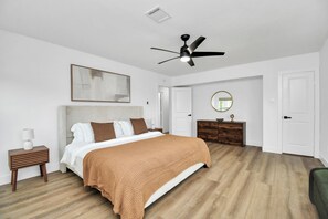 4 soverom, skrivebord, strykejern/-brett og reiseseng for barn