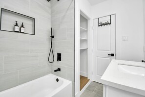 Douche, sèche-cheveux, serviettes fournies, savon