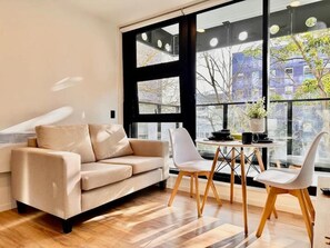 デラックス アパートメント 禁煙 | リビング エリア | 薄型テレビ