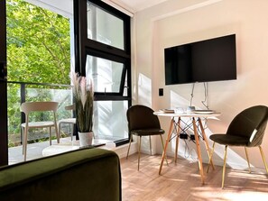 Deluxe Apartment, 1 Bedroom | In-room dining - Sky Stars CBD Apartments (Auckland)