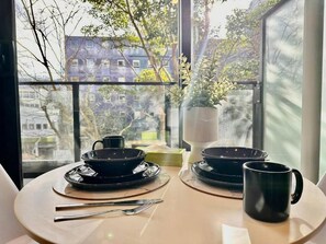 Deluxe Apartment, Non Smoking | In-room dining - Sky Stars CBD Apartments (Auckland)