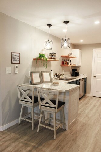 FSU adjacent/free parking and fast WiFi/gated/2 pools