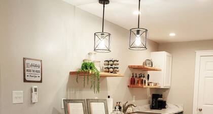 FSU adjacent/free parking and fast WiFi/gated/2 pools