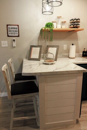 Dining - FSU adjacent/free parking and fast WiFi/gated/2 pools (Tallahassee)