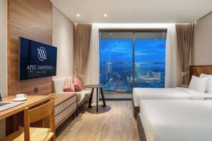 Studio Suite Deluxe, 2 giường cỡ queen, ban công, quang cảnh bãi biển | Két bảo mật tại phòng, bàn, khu vực làm việc phù hợp cho laptop 