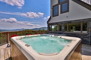 Terrace/patio - The Matterhorn House: Killington Chalet w/ Hot Tub, Views, Game Room - Ideal Spring to Fall (Killington)
