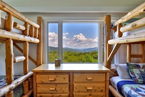 4 bedrooms, desk, free WiFi, bed sheets