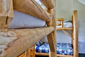 4 bedrooms, desk, free WiFi, bed sheets