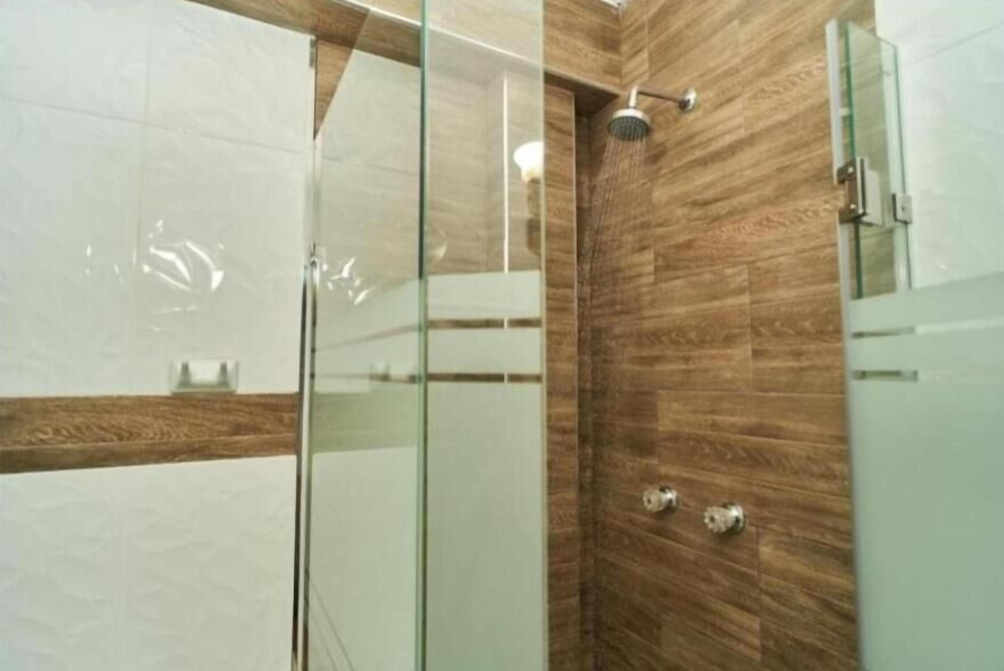 ฝักบัว, ผ้าเช็ดตัว, สบู่, กระดาษชำระ