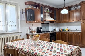 Fridge, oven - SE162 - Marotta, comfortable three-room apartment with garden and parking space (Marotta)