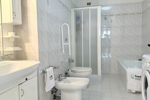 Dusche, Bidet, Handtücher