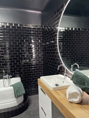 SĂšche-cheveux, serviettes fournies, papier toilette