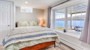 3 bedrooms, iron/ironing board, internet, bed sheets