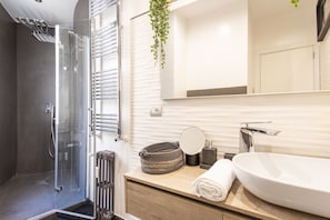 Dusche, Haartrockner, Bidet, Handtücher