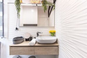 Shower, hair dryer, bidet, towels