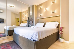 2 Schlafzimmer, Schreibtisch, Bügeleisen/Bügelbrett, Reisekinderbett