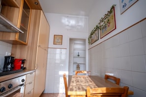 Kylskåp, mikrovågsugn, ugn och spishäll