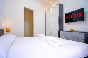 2 slaapkamers, een bureau, een strijkplank/strijkijzer, reisbedje