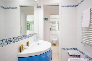 Shower, hair dryer, bidet, towels - Elegantis.it Doris Suite Apartment - One Minute Walk to Vatican Museums (Roma)