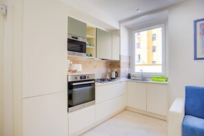 Fridge, microwave, oven, stovetop - Elegantis.it Doris Suite Apartment - One Minute Walk to Vatican Museums (Roma)