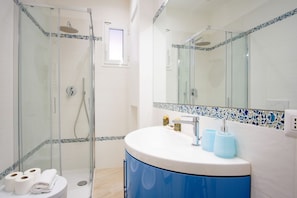 Dusche, Haartrockner, Bidet, HandtĂŒcher