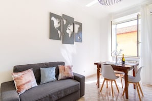 Smart TV, libros, biblioteca musical y videoteca