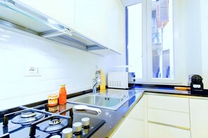 Fridge, microwave, oven, stovetop - Elegantis.it Milos Suite Apartment - Your Chic Retreat in Central Rome (Roma)