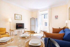 Smart TV, books, music library, video library - Elegantis.it Milos Suite Apartment - Your Chic Retreat in Central Rome (Roma)