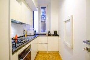 Frigorífico, microondas, horno y placa de cocina
