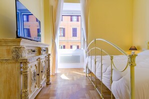 2 quartos, escrivaninha, ferros/tábuas de passar roupa, berço de viagem