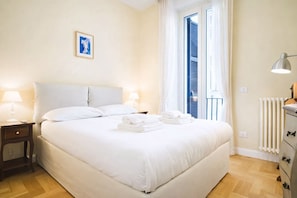 2 間睡房、書桌、熨斗/熨衫板、可攜式嬰兒床