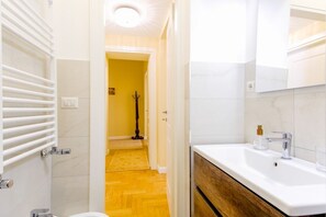 Dusche, Haartrockner, Bidet, Handtücher