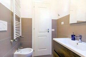 Shower, hair dryer, bidet, towels - Elegantis.it Milos Suite Apartment - Your Chic Retreat in Central Rome (Roma)