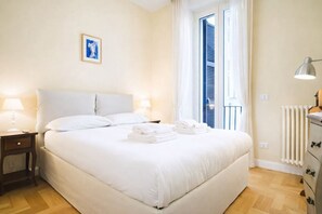 2 bedrooms, desk, iron/ironing board, travel crib - Elegantis.it Milos Suite Apartment - Your Chic Retreat in Central Rome (Roma)