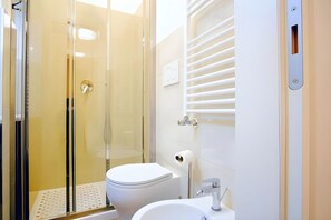 Dusche, Haartrockner, Bidet, Handtücher