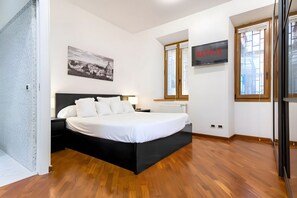 1 bedroom, desk, iron/ironing board, travel crib - Elegantis.it San Giovanni Suite - Chic Apartment with Bathtub Near Historic Cent (Roma)