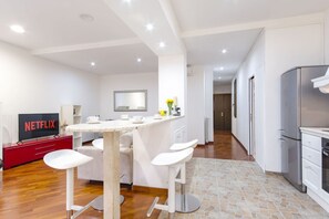 Køleskab, mikrobølgeovn, ovn, kogeplade