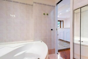 Hair dryer, bidet, towels, soap - Elegantis.it San Giovanni Suite - Chic Apartment with Bathtub Near Historic Cent (Roma)