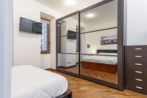 1 soveværelse, skrivebord, strygejern/strygebræt, weekendseng