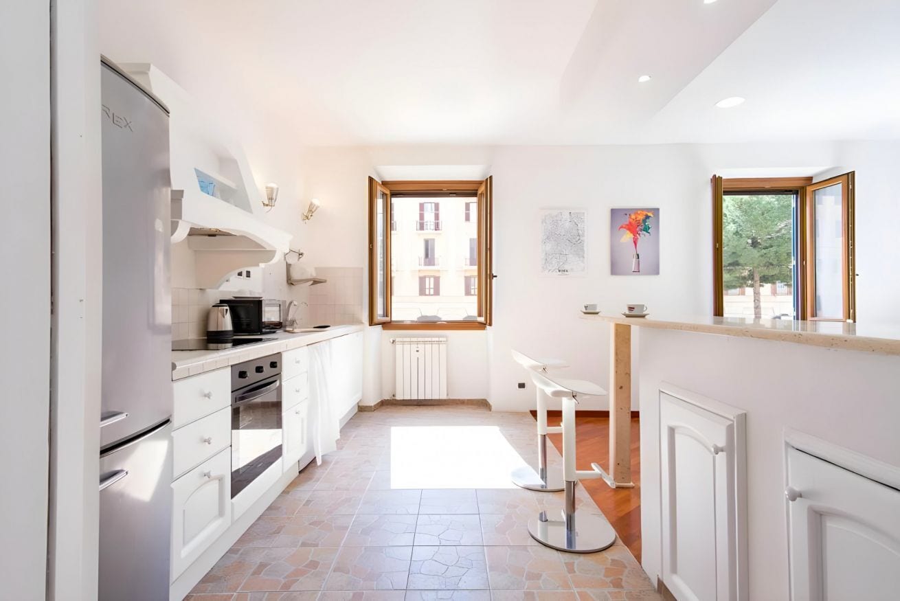 Frigorifero, microonde, forno, piano cottura