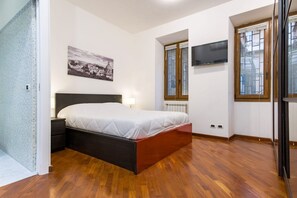 1 makuuhuone, työpöytä, silitysrauta/-lauta, vauvan matkasänky