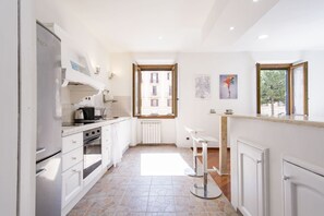 Køleskab, mikrobølgeovn, ovn, kogeplade