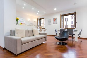 Smart TV, books, music library, video library - Elegantis.it San Giovanni Suite - Chic Apartment with Bathtub Near Historic Cent (Roma)