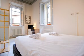 2 slaapkamers, een bureau, een strijkplank/strijkijzer, reisbedje