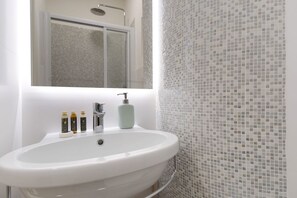 Bruser, hårtørrer, bidet, håndklæder