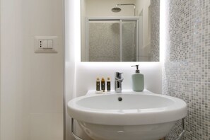 Bruser, hårtørrer, bidet, håndklæder