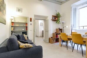 TV connectée, livres, médiathèque, vidéothèque